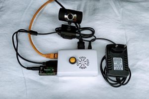 Abbildung 1: Die komplette Hardware (hier mit einer älteren Webcam und gesonderter USB-Soundkarte).