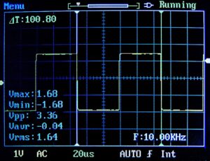 Abbildung 4: Zum Ein- und Ausschalten verwenden Sie einen Schiebeschalter. Alle anderen Funktionen steuern Sie &uuml;ber das Display des DSO112A.