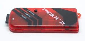 Abbildung 1: Der PICKit-2-Programmer von Microchip Technology kostet weniger als 10&nbsp;Euro. Offiziell wird die daf&uuml;r n&ouml;tige Software jedoch seit 2009 nicht mehr weiterentwickelt.