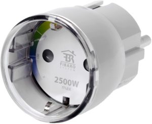 Abbildung 1: Der Fibaro-Zwischenstecker schaltet nicht nur das angeschlossene Ger&auml;t, sondern misst auch Leistung und Verbrauch (Quelle: Amazon).