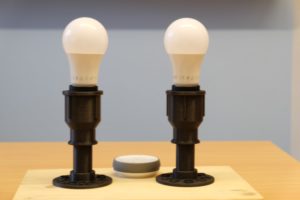 Abbildung 1: Die Halterungen für die zwei Lampen im Versuchsaufbau stammen aus dem 3D-Drucker.