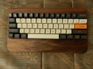Abbildung 1: Eine 60-Prozent-Tastatur mit nicht exakt passendem, aber angeblich GH60-kompatiblem Holzgehäuse.