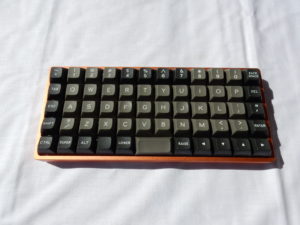 Abbildung 7: Das Drop Preonic V3 des Autors mit Hi-Pro-Metallgehäuse. Man beachte die dank freier Programmierbarkeit um eine Spalte nach rechts rotierte zweitunterste Tastenreihe.