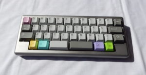 Abbildung 10: Die Daisy von KTec in einem Alu-Gehäuse im Stil eines Happy Hacking Keyboard (HHKB).