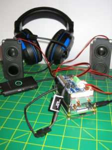 Abbildung 1: Zum Testen wurden am RasPi 4 die Creative Sound Blaster, die Waveshare-Soundkarte sowie Kopfhörer von BigBen angeschlossen.