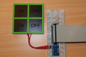 Abbildung 1: Das per 3D-Drucker realisierte Touch-Panel, mit dem Raspberry Pi verbunden.