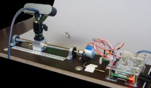 Abbildung 1: Die Logitech Brio auf einer Linearführung. Die Steuerung des Motors übernimmt der Raspberry Pi.