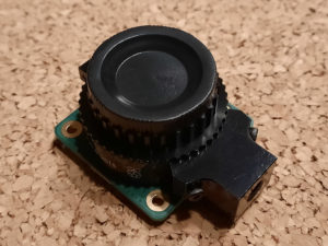 Abbildung 2: Die Pi&nbsp;HQ&nbsp;Cam weist eine stabile Linsenfassung aus Alu sowie ein Anschlussst&uuml;ck mit Stativgewinde auf.