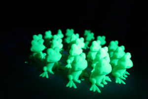 Abbildung 4: Eine Froscharmee in einem abgedunkelten Raum unter UV-Licht.