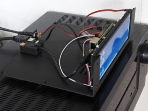 Abbildung 5: Die Gehäusebasis mit der Verkabelung für (hinten von links nach rechts) USB, HDMI und Strom.