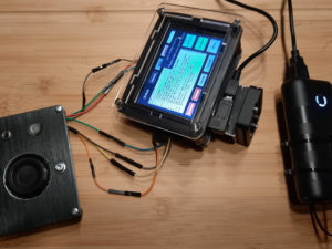 Abbildung 8: Die Eigenbaukamera beim Test vor dem Zusammenbau. Im Touch-Display erkennt man den Logbereich und einige Funktionsschalter.