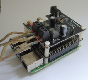 Abbildung 2: Der Aamp60 benötigt eine kompatible HiFiBerry-Soundkarte. Hier steckt unten eine DAC+ ADC direkt auf den GPIO-Ports, darauf der Aamp60.
