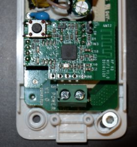 Abbildung 2: Im DIY-Modul Sonoff Basic finden Sie einen Programmieranschluss, der sich f&uuml;r die Kommunikation mit einem Rechner eignet (Pin&nbsp;1, links).