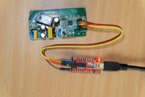 Abbildung 3: Haben Sie die Kabel mit dem Sonoff Basic verbunden, stellen Sie &uuml;ber den USB-Seriell-Adapter die Kommunikation mit dem PC her.