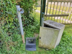 Abbildung 1: Die Kamera im Aufbau: Das Notebook im Gras zeigt schon das gestreamte Bild.