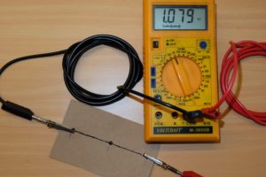 Abbildung 1: Bei einem Widerstand von etwa 1 kOhm auf dem Teststrich leitet die Bare-Conductive-Farbe eher mäßig.