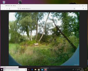 Abbildung 2: Eins der ersten gestreamten Bilder: Die Gegenlichtblende ben&ouml;tigt noch Feinjustierung, Helligkeit und Sch&auml;rfe sind noch nicht optimal &ndash; aber die &Uuml;berwachung funktioniert bereits.