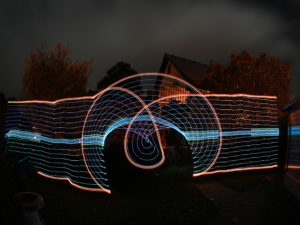 Abbildung 2: In die Luft gemalt: Lichtmalerei mit dem LED-Leuchtstab und Pico.