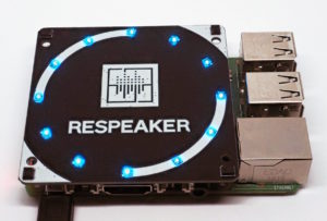 Abbildung 1: An jeder der vier Ecken des ReSpeakers sitzt ein Mikrofon. Der HAT baut etwas breiter als der darunterliegende RasPi 3B+.