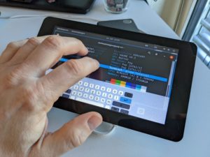 Abbildung 1: PopOS auf einem RasPi 4 mit dem offiziellen 7-Zoll-Touchscreen. Die virtuelle Tastatur erscheint automatisch, sobald das System Eingaben annimmt.