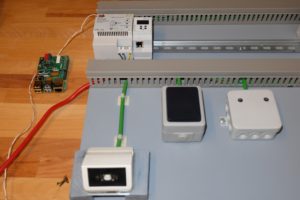 Abbildung 2: Der Versuchsaufbau mit den n&ouml;tigen KNX-Komponenten.