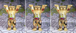 Abbildung 4: Der Buddy Bear misst etwa 6 Zentimeter. Im Bild links erfolgt der Fokus auf den Hintergrund, in dem in der Mitte auf das Motiv. Das rechte fügte der Autor mittels Focus Stacking aus mehreren Aufnahmen zusammen.