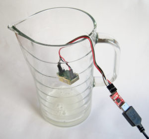 Abbildung 5: Mit einem Glas und etwas Backpulver bauen Sie Versuchsanordung zum Messen von CO<sub>2</sub> auf, bei der Sie durch Zugabe von Wasser das Backpulver zu einer Reaktion anregen.