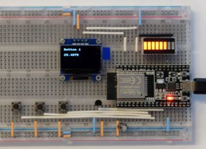 Abbildung 1: Unser Versuchsaufbau mit Display, LEDs und Tastern.