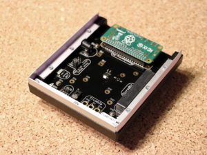 Abbildung 2: Der Unterboden mit der Grundplatine des LED-Würfels und einem Raspberry Pi Zero als zentrale Steuereinheit.