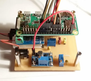 Abbildung 1: Das vom Autor auf Basis eines Raspberry&nbsp;Pi selbst gebaute Strommessger&auml;t.