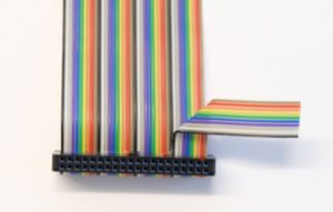 Abbildung 1: Eine kreativ gequetschte Flachbandleitung, die die GPIO-Pins aus dem Gehäuse herausführt.