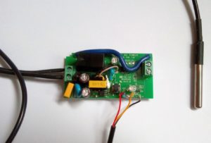 Abbildung 1: Der Wi-Fi-Smart-Switch Sonoff Basic mit Temperatursensor.