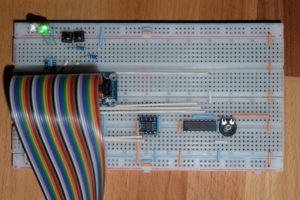 Abbildung 1: Testaufbau auf einem Breadboard. Er dient als Grundlage f&uuml;r alle getesteten SBCs.