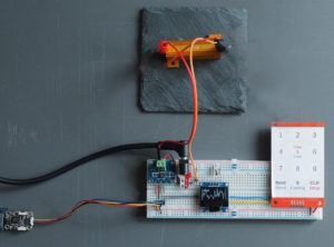 Abbildung 1: Der Projektaufbau auf Basis eines Raspberry Pi Pico und eines OLED-Displays mit 128 x 64 Pixeln.