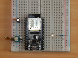 Abbildung 2: Der Aufbau auf zwei miteinander verbundenen Breadboards sorgt f&uuml;r optimale Zug&auml;nglichkeit der Komponenten.