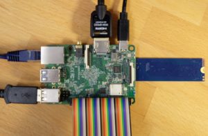 Abbildung 8: Der Rock&nbsp;Pi&nbsp;4 mit angestecktem M.2-SSD-Speicher (rechts).