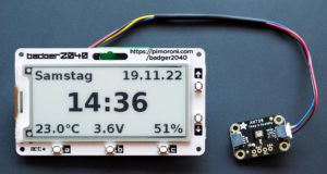 Abbildung 1: Der Badger2040 von Pimoroni zeigt die aktuelle Uhrzeit sowie diverse Sensorwerte.