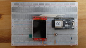 Abbildung 4: Das ESP32-Dev-Board samt Display haben wir auf einem Breadboard montiert.