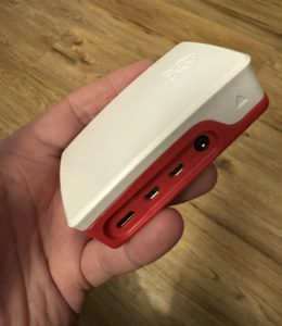 Abbildung 1: Handlich und gut: Zwar fehlen auf dem Foto noch das Netzteil und der Surfstick, doch auch mit diesen Komponenten ist das Gesamtpaket klein genug für das Handgepäck im Flugzeug.