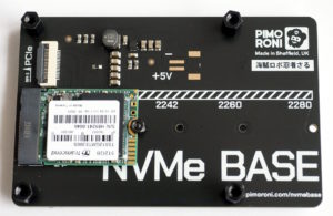 Abbildung 1: Die NVME Base von Pimoroni findet unterhalb des Raspberry-Pi-Boards ihren Platz.