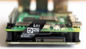 Abbildung 2: Durch geschickte Anordnung h&auml;lt die NVMe Base den SD-Karten-Slot des RasPi frei.