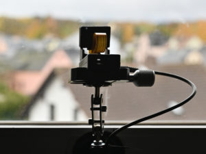 Abbildung 4: Fertig montiert, benötigt die Webcam nur wenig Platz.