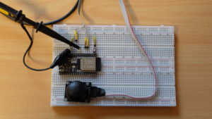 Abbildung 3: Im Testaufbau auf einem Breadboard dient ein Joystick als Quelle für die analogen Werte.