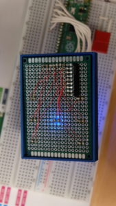 Abbildung 4: Auf der Rückseite der Platine findet das mit Fädeldraht verbundene Widerstandsnetzwerk Platz.