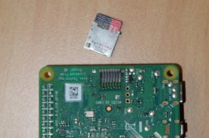 Abbildung 1: Ein abgerissener SD-Card-Slot bedeutet nicht zwangsläufig das Todesurteil für den RasPi 4.