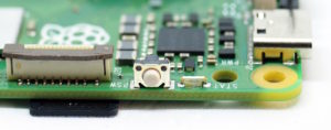 Abbildung 1: Über einen integrierten Taster (Bildmitte) lässt sich der RasPi 5 neu starten.