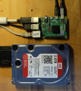 Abbildung 3: RasPi mit 3,5-Zoll-HDD: Der Aufbau wirkt etwas eigentümlich, funktioniert aber sehr gut.