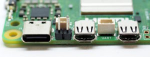 Abbildung 3: Der unbestückte Header links zwischen den USB-C- und Micro-HDMI-Ports lässt sich für einen eigenen Taster nutzen. Dazu löten Sie Pins ein.
