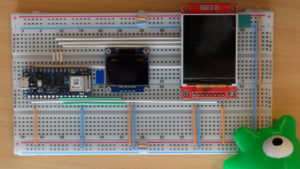 Abbildung 1: Der Testaufbau auf zwei Breadboards setzt sich aus zwei Displays und einem Arduino Nano RP2040 Connect zusammen.