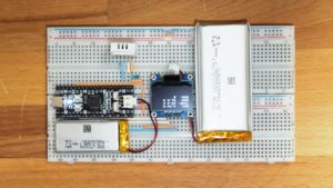 Abbildung 2: Unser Testaufbau mit einem DHT22-Sensor, einem OLED-Display und zwei Akkus.